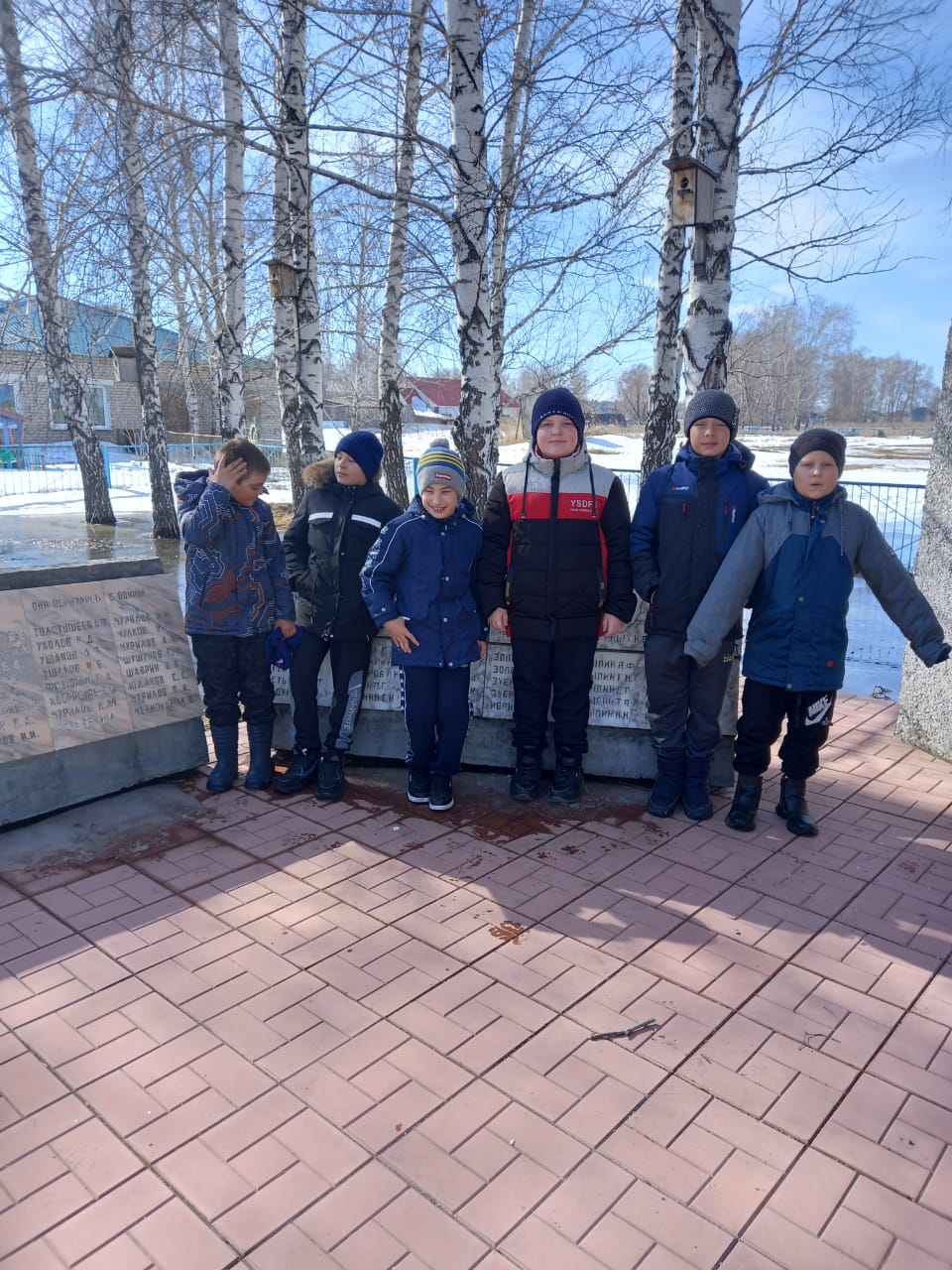 Весенняя прогулка по селу &amp;quot;Весенний день - сидеть нам лень!&amp;quot;.