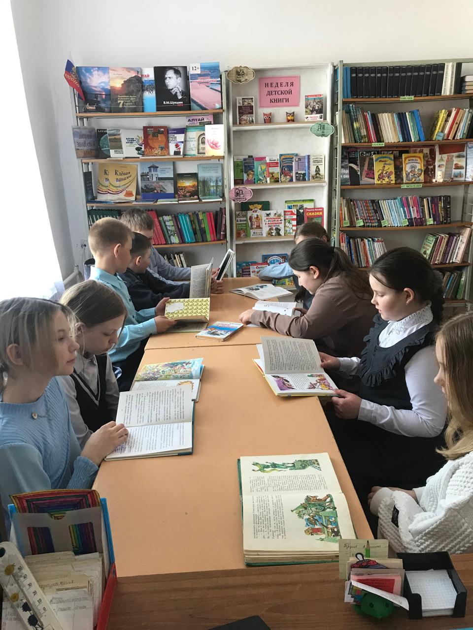 книжная выставка «Неделя детской книги». .
